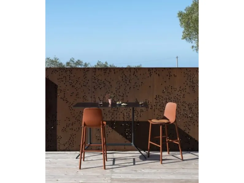 Sgabello con schienale alto Shark in polipropilene per esterni di Kristalia