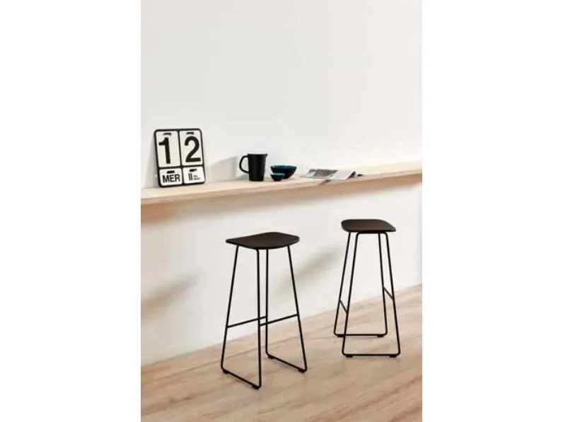 Sgabello in metallo agile e versatile con base a slitta Light di Estel