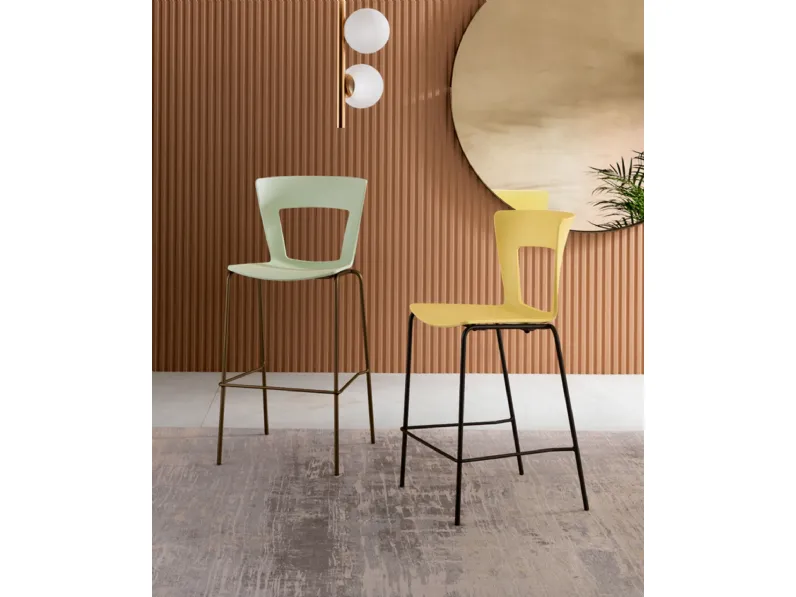 Sgabello Lilia con scocca realizzata in tecnopolimero plastico di Riflessi