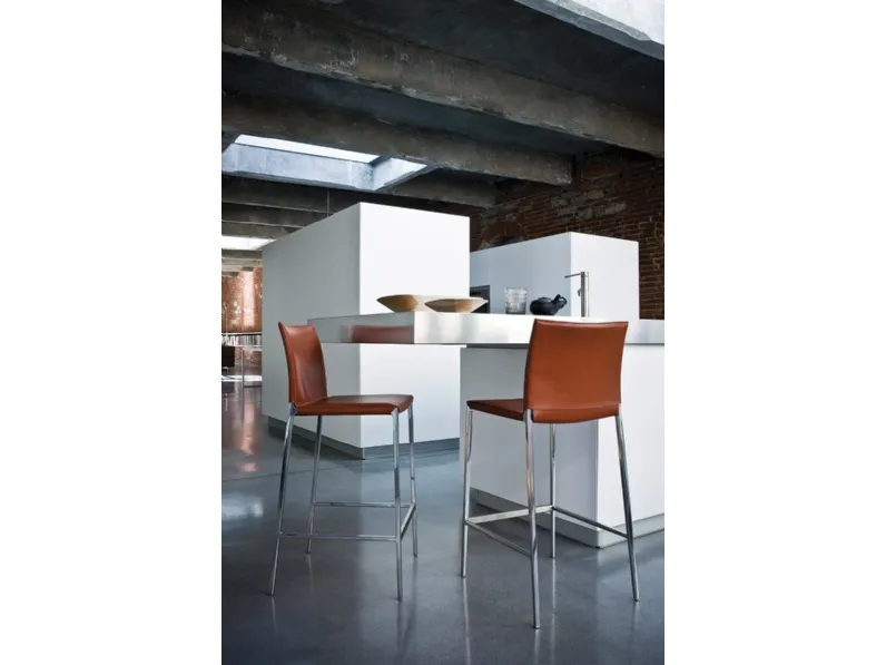 Sgabello in cuoio con struttura in lega di alluminio Lio - Leo Stool di Zanotta