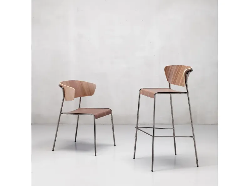 Sgabello in legno con struttura in tondino di acciaio finitura ottone Lisa Wood di Scab Design