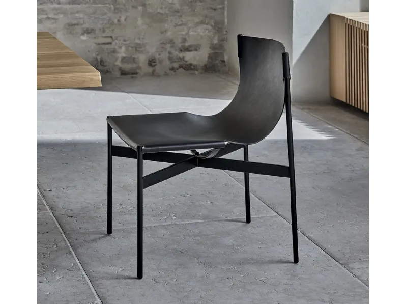 Sedia Lucrezia con struttura in acciaio laccato e monoscocca imbottita e rivestita in cuoio di Bontempi