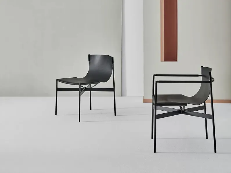 Sedia Lucrezia con o senza braccioli con struttura in acciaio laccato e monoscocca imbottita e rivestita in cuoio di Bontempi