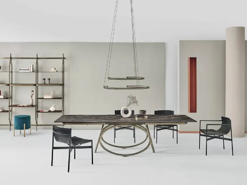 Sedia Lucrezia con o senza braccioli con struttura in acciaio laccato e monoscocca imbottita e rivestita in cuoio di Bontempi