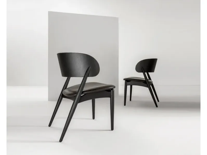 Sedia in legno rivestita in pelle LV 105 di Laura Meroni