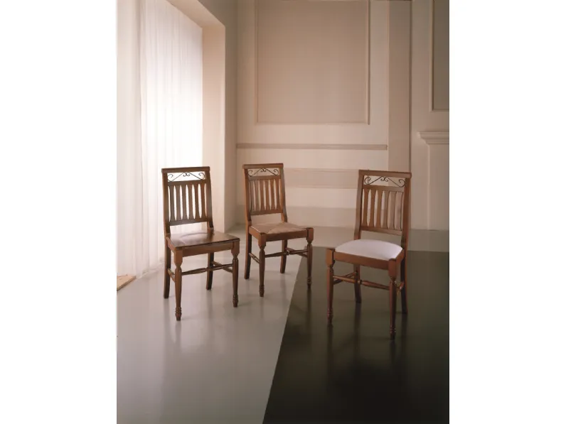 Sedia M65T e M65TF in faggio sagomato curvato e tornito con fregio in metallo curvato verniciato di Gipi Le Sedie