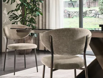 La sedia imbottita Manta di Calligaris offre un design ergonomico e confortevole per ogni ambiente.