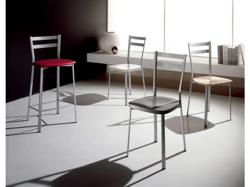 Sedia e Sgabello  Mary con struttura in profilato di acciaio curvato a sezione ellittica di Gipi Le Sedie