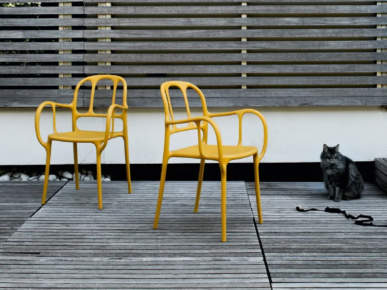 Sedia impilabile in polipropilene con braccioli Milà di Magis