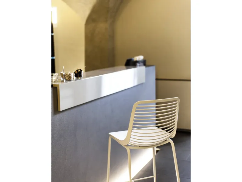 Sgabello Mini con scocca in Nylon e struttura in tubo di acciaio verniciato di Casprini