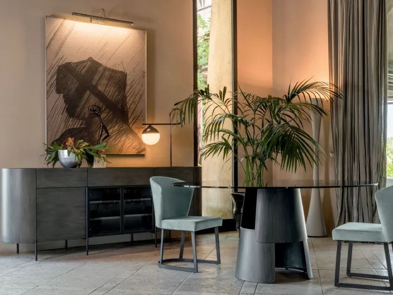 Sedia comoda e avvolgente in tessuto con basamento in ferro Minou di Cortezari