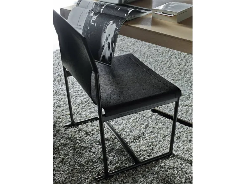 Sedia pieghevole in cuoio con struttura in alluminio Mirto di B&B Italia