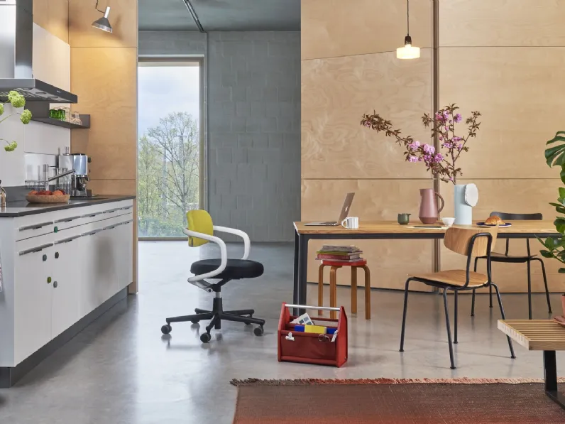 Sedia impilabile in rovere e metallo Moca di Vitra
