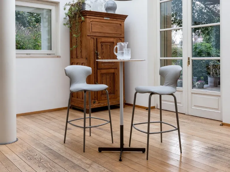 Sgabello Montera Mas in pelle con base in metallo di Poltrona Frau