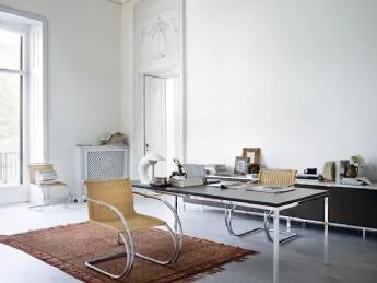 MR Armchair è una sedia progettata da Mies van der Rohe che coniuga eleganza e funzionalità, perfett