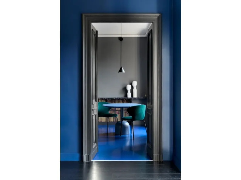 Sedia impilabile Mula in tessuto imbottito e gambe in metallo di Miniforms