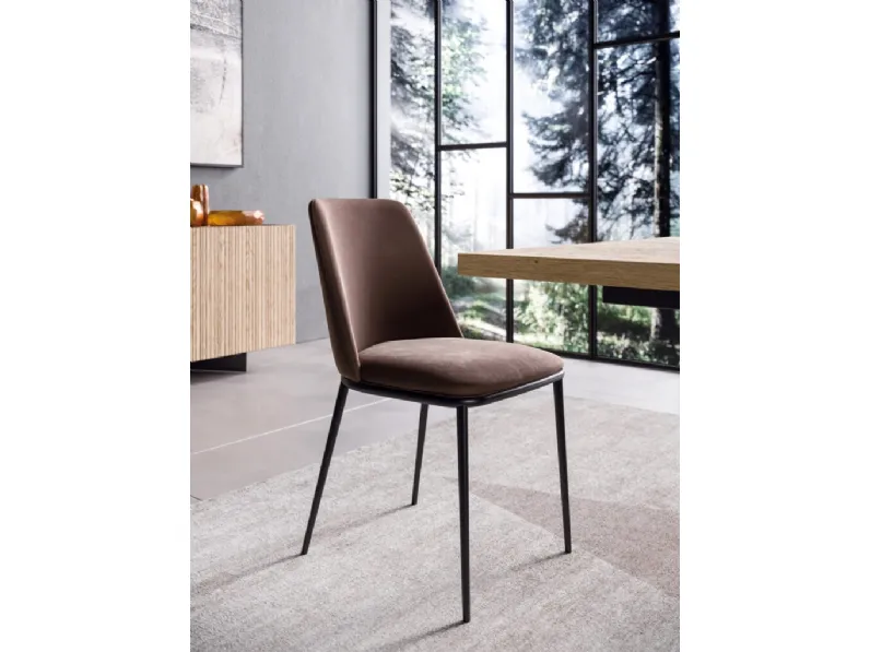 Sedia Nesty2 in velluto con gambe in metallo di FGF Mobili