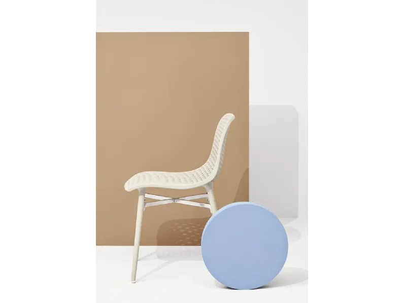 Sedia Next con scocca traforata in poliammide e gambe in Frassino massello Naturale di Infiniti