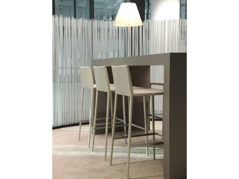 Sgabello in cuoio Norma Stool di Arper