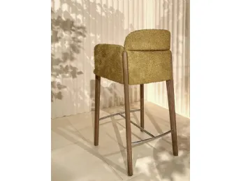 Lo sgabello Opale di Pedrali, un'icona del design contemporaneo, unisce eleganza e funzionalità con 