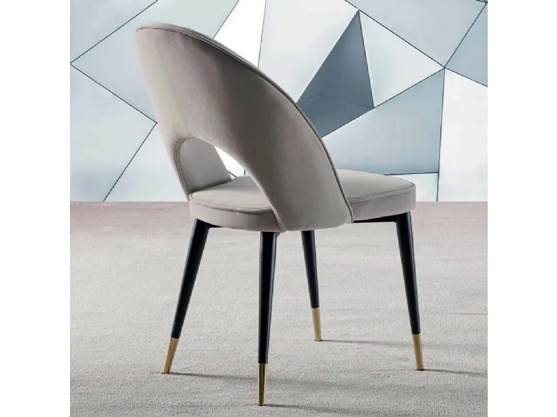 Sedia imbottita in velluto antimacchia sabbia con struttura in metallo verniciato nero con piedino in ottone satinato Opera di La Seggiola