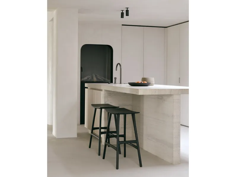 Sgabello in rovere nero Osso di Ethnicraft