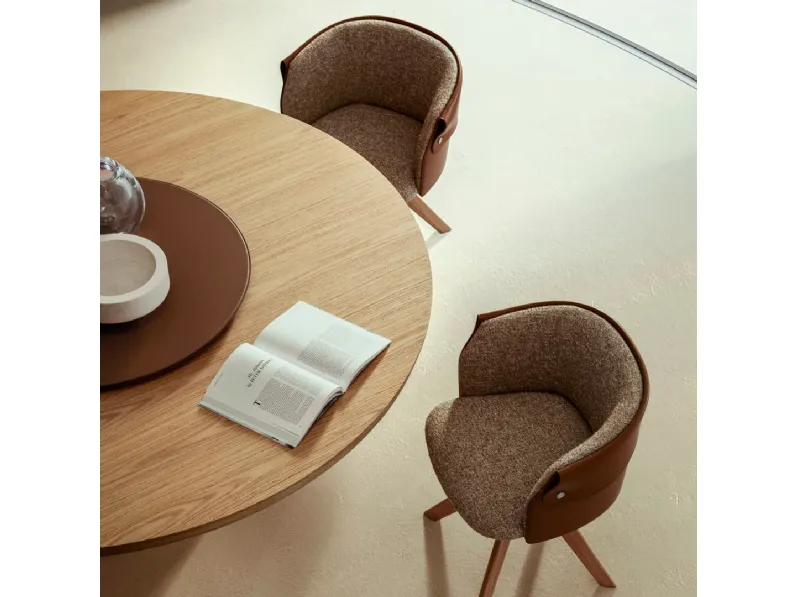 Sedia Ozzy in tessuto e cuoio con gambe in legno di Flexform