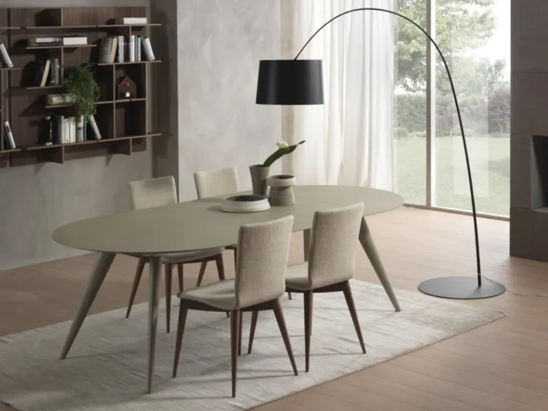 Sedia in tessuto imbottita, con struttura in legno massello e scocca curvata Ambra di Pacini e Cappellini