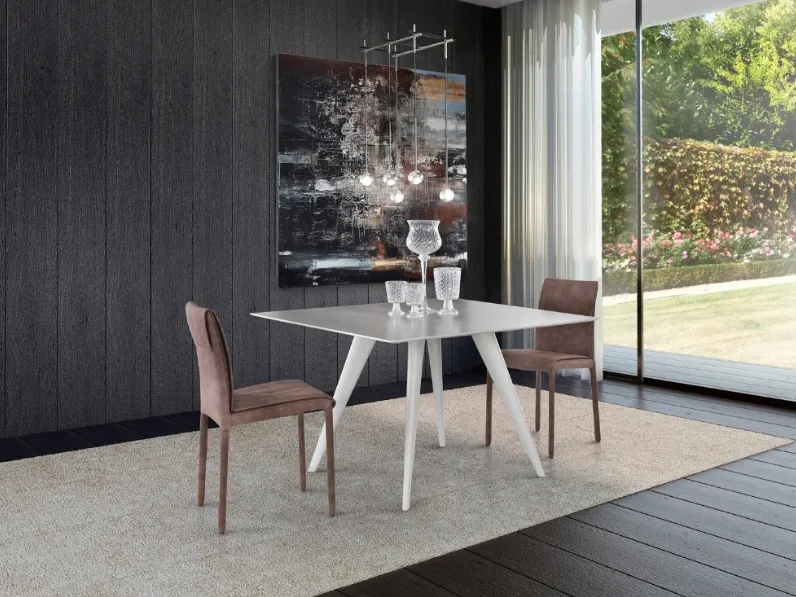 Sedia Bea rivestita in econabuk di Pacini e Cappellini