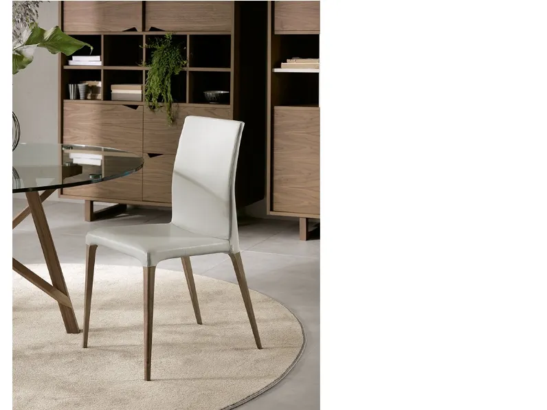 Sedia con struttura in massello di frassino rivestita in pelle Eva di Pacini e Cappellini