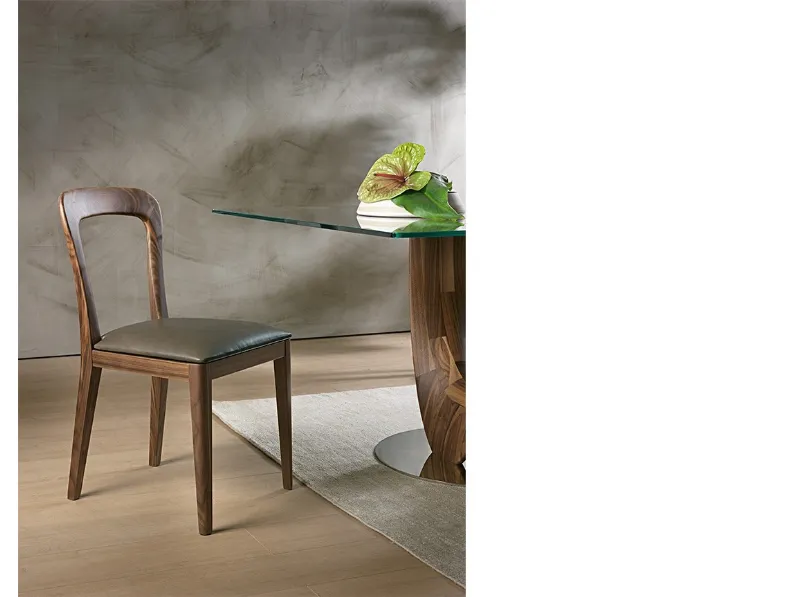 Sedia in legno massello con seduta in pelle imbottita Gaya di Pacini e Cappellini