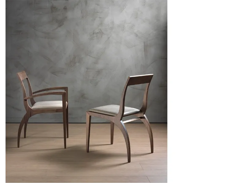 Sedia di design con o senza braccioli Thelma con struttura in massello di noce canaletto e seduta rivestita in pelle di Pacini e Cappellini