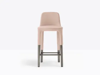 Sgabello Ester di Pedrali, un'icona del design italiano che unisce eleganza minimalista e funzionali