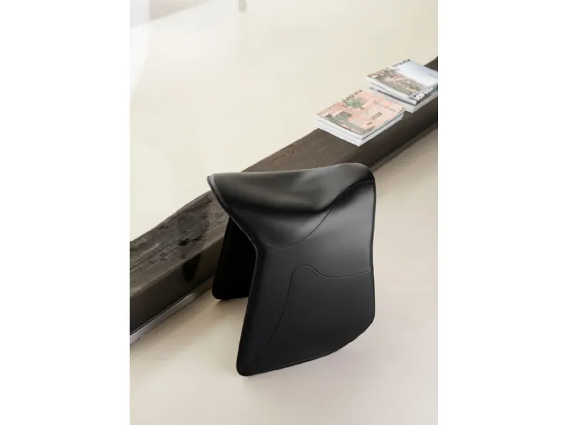 Sgabello Pepe in cuoio di Opinion Ciatti