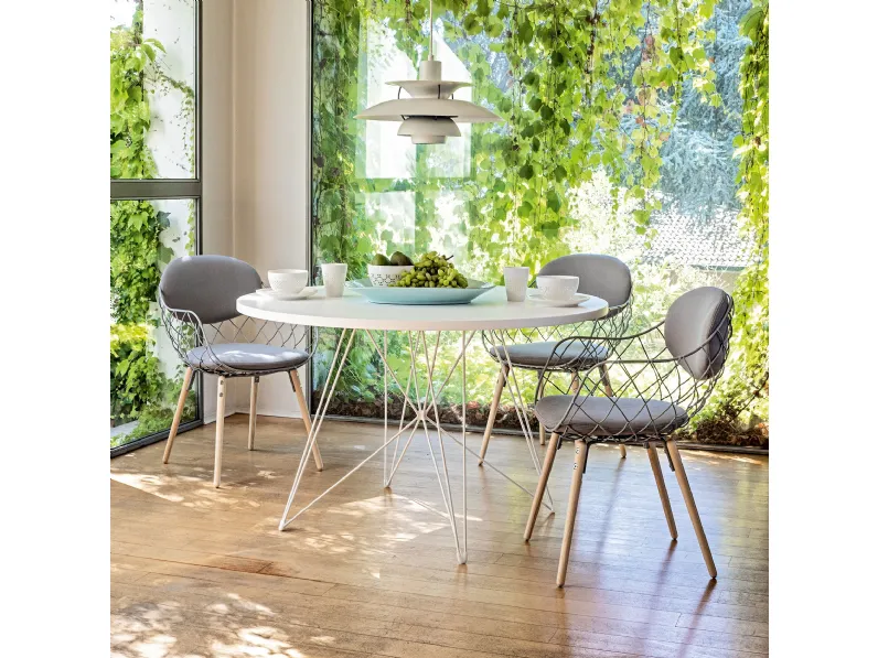 Sedia in tondino di acciaio e gambe in massello di frassino Piña di Magis