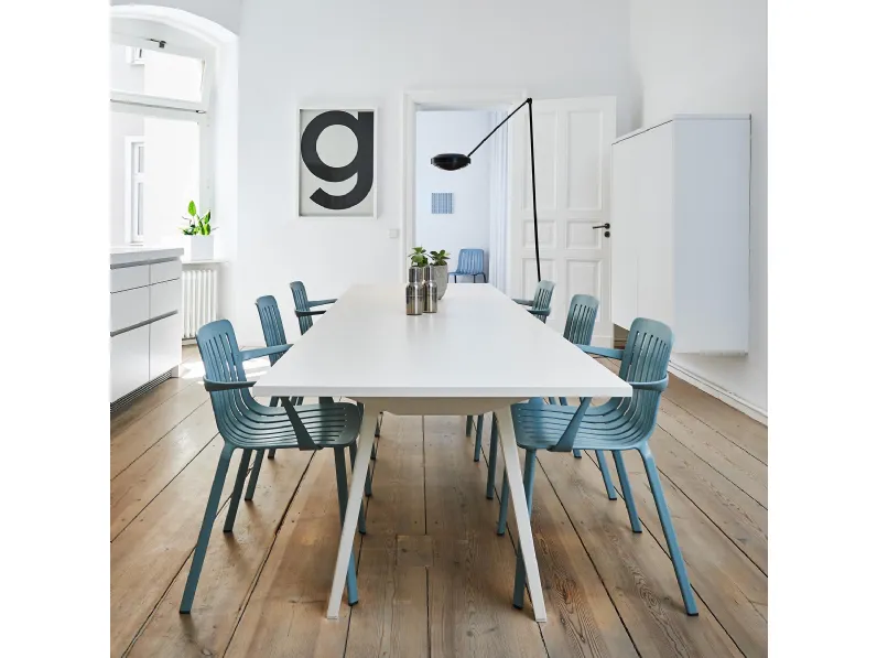 Sedia impilabile con braccioli in alluminio verniciato Plato di Magis