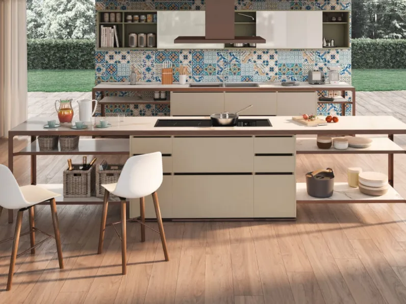 Sgabello moderno con seduta in polipropilene e gambe in legno Pola di Estel