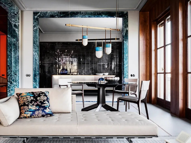 Sedia con o senza braccioli Isadora rivestita in cuoio con struttura in legno massello di Poltrona Frau