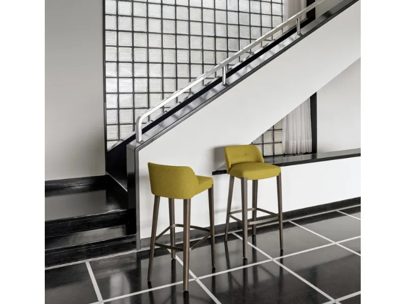 Sgabello Concha in tessuto e legno di Potocco