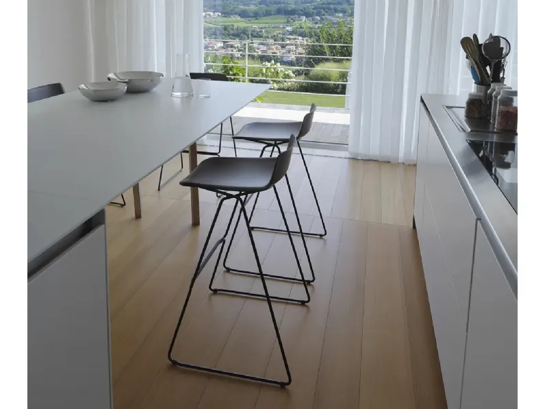 Sgabello in legno curvato Pressious di Horm