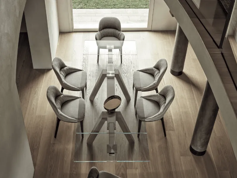 Sedia Queen in tessuto imbottito con gambe in legno massello di Bontempi