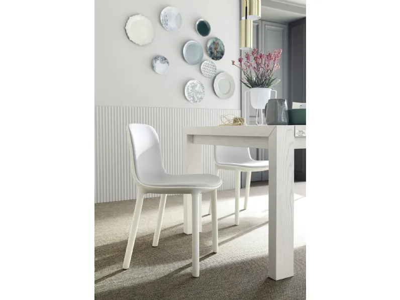 Sedia Rachele in tecnopolimero con scocca interna rivestita in tessuto di Alta Corte