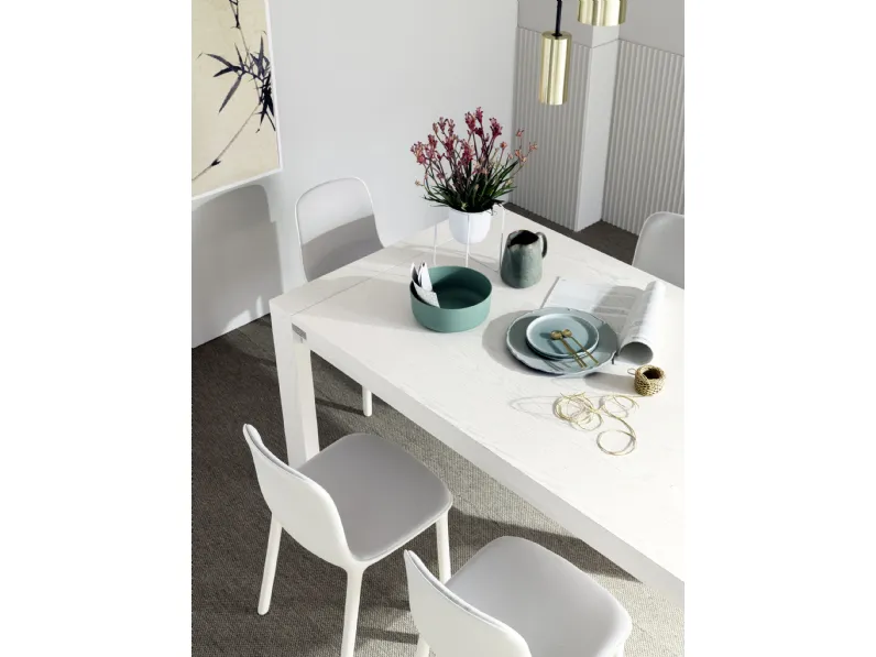 Sedia Rachele in tecnopolimero con scocca interna rivestita in tessuto di Alta Corte