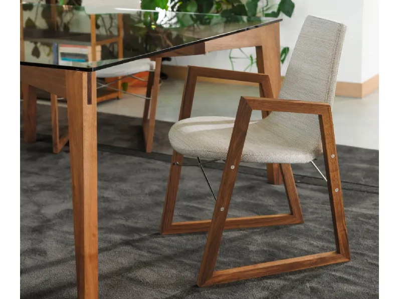 Sedia Ray poltroncina in tessuto e legno di Horm