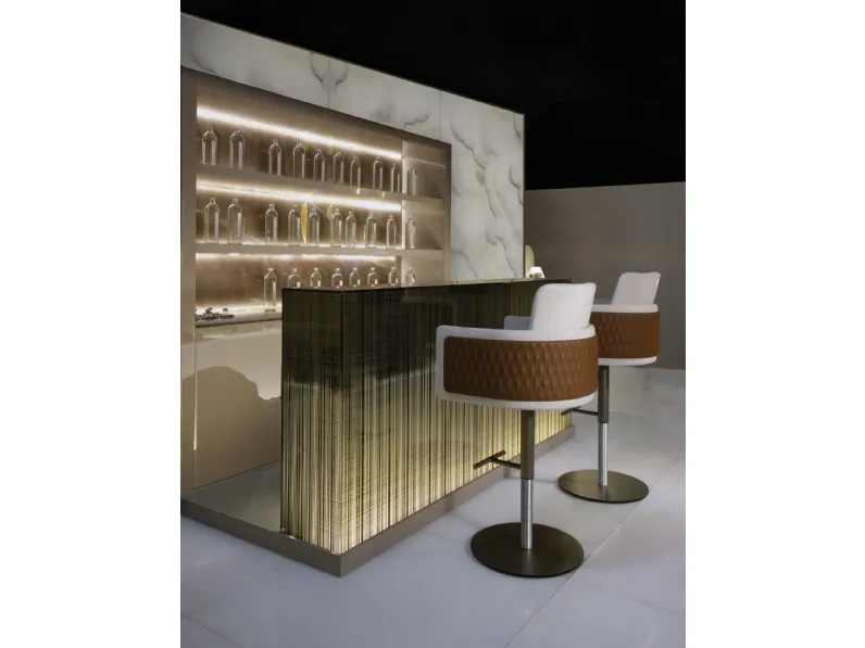 Sgabello con braccioli imbottito in tessuto e pelle trapuntata Amet di Reflex