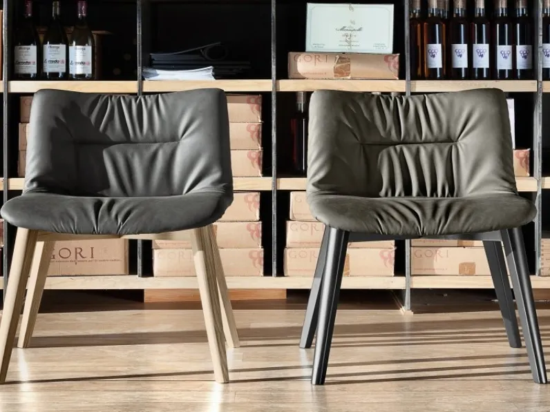 Sedia Relax L in ecopelle imbottita con gambe in legno di Domitalia