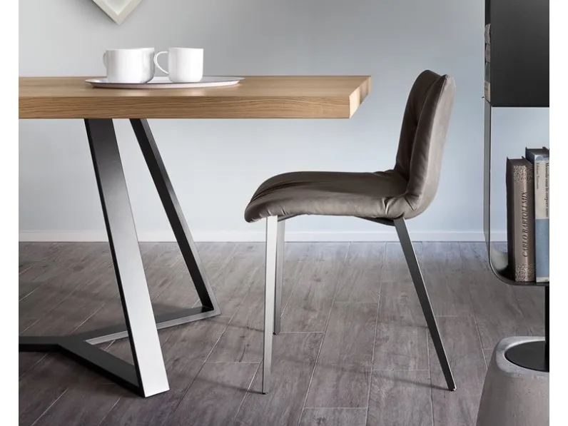 Sedia Relax-M in pelle imbottita con gambe in acciaio di Domitalia