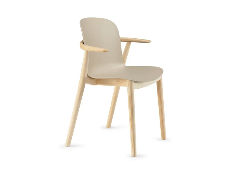 Sedia con braccioli Relief Wooden Legs con scocca in polipropilene e gambe in Frassino massello Naturale di Infiniti