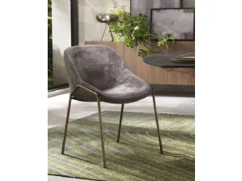 La Sedia Nova di Riflessi, firmata dall’architetto, unisce design minimalista e comfort ergonomico.