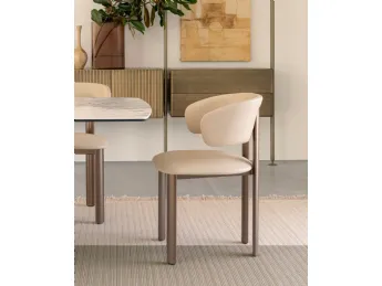 La Sedia Velvet di Riflessi unisce comfort ergonomico e design contemporaneo per un’atmosfera sofist